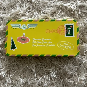 Benefit låda - En metal benefit låda. Det är från sephora, och köptes i julen 2022. Köptes med en borste för 459 kroner. (Borsten kommer ej med) 