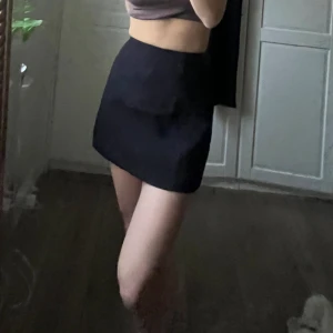 Svart kjol - Säljer min svarta kostymkjol! Superfin till jobb men även till fest! Knappt använd! Jag är 162 cm💜