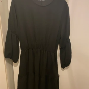 Klänning Zara  - Svart Klänning från zara i storlek L 