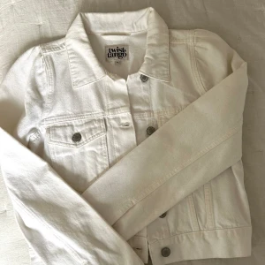 Vit jeansjacka från Twist and Tango - Ursnygg vit kort jeansjacka från twist and tango. Storlek 34. Nyskick. 