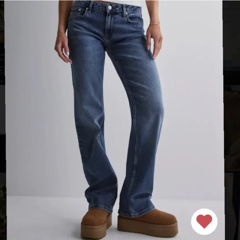 Säljer dessa Low waist jeansen från Nelly, använda en gång bara och säljer för att dom är lite för korta till mig som är 180cm. Storlek 36, helt slutsålda på hemsidan. . Jeans & Byxor.