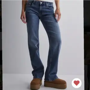 Säljer dessa Low waist jeansen från Nelly, använda en gång bara och säljer för att dom är lite för korta till mig som är 180cm. Storlek 36, helt slutsålda på hemsidan. 