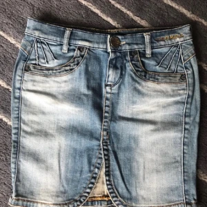 Jeanskjol från Killah - Mycket fint skick  Midjemått 72 cm