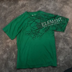 Grön tshirt - Grön tshirt. Storlek L. Knappt använd och i fint skick. Finns pytteliten brist på framsidan, bild 3. Skriv innan köp.