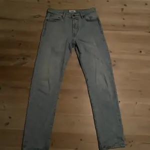 Jeans från Jack and Jones. Skick 8/10. Knappt tecken på användning. Storlek 30:34