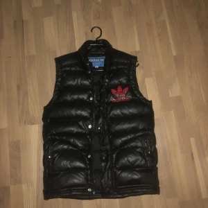 Adidas väst/perfekt till sena sommar kvällar - Storlek S och väldigt fint skick. Köpte den ur butik för 3000kr i stockholm för de var endast där den fanns. Säljer den för 1000 kronor. 