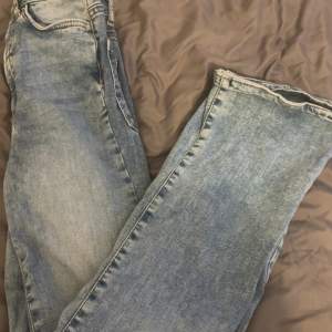 Säljer mina jättefina mid waisted jeans. Dom är i storlek XS/34 och sitter jättefint på. Inga defekter eller så. Är öppen för byten. LÄS BIO!