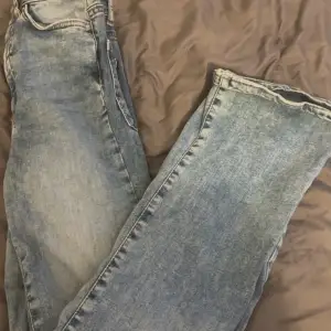 Säljer mina jättefina mid waisted jeans. Dom är i storlek XS/34 och sitter jättefint på. Inga defekter eller så. Är öppen för byten. LÄS BIO!
