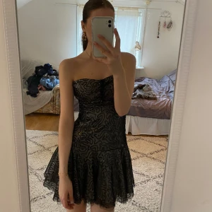 Glittrig klänning - Glittrig bandeu klänning