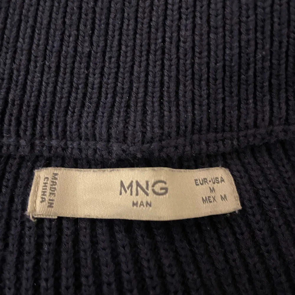 Säljer denna snygga zip tröja från mango  i storlek M.tveka inte på att höra av er vid fler frågor😁.. Tröjor & Koftor.