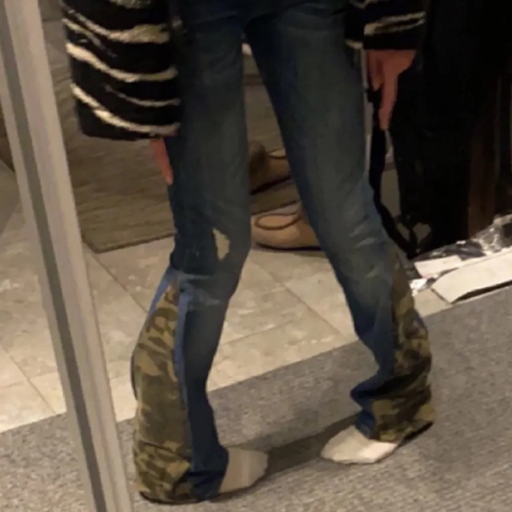 Säljer mina Såå coola och fina camoflauge jeans som är omsydda. Jeansen som är omsydda är från mauro grifoni och nypris ca 2000-3000kr. Camoflauge tyget är från miss Anna jeans. Kontakta för mer info!💗😊. Jeans & Byxor.