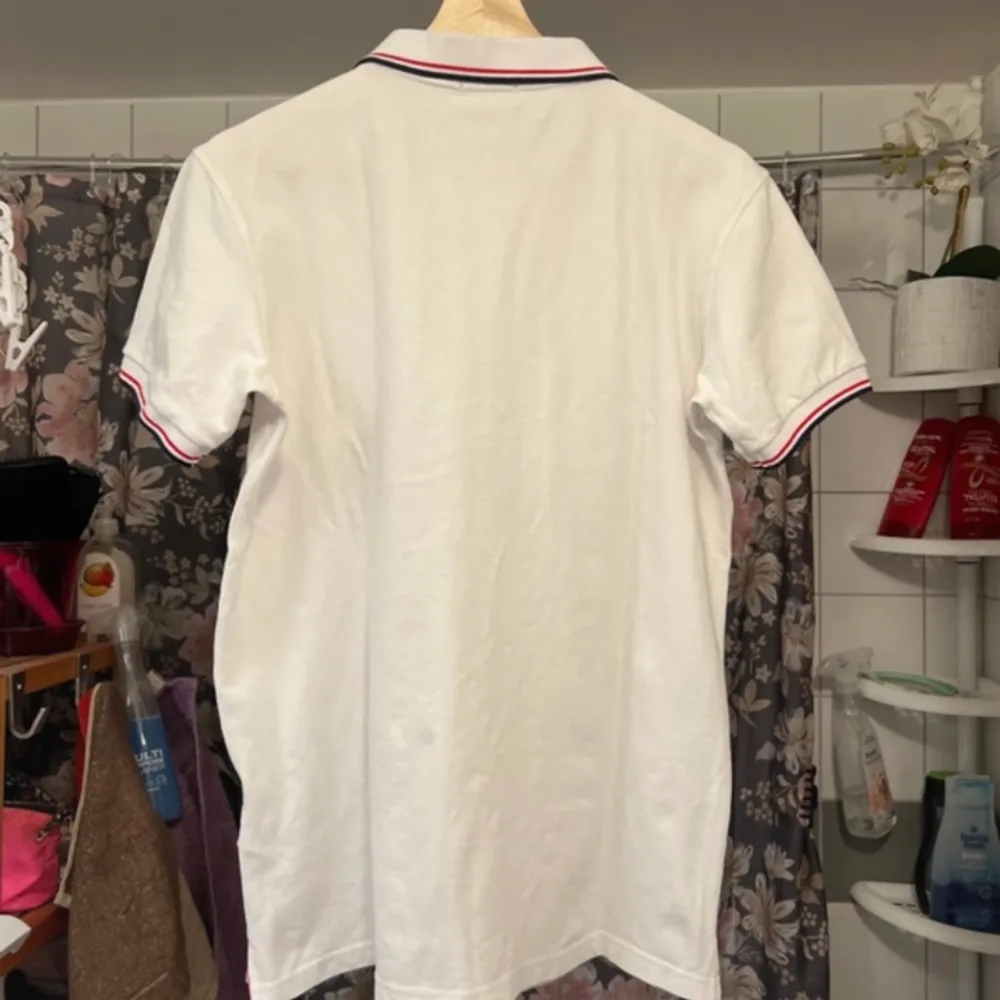Säljer en moncler piké tröja i storlek Large  Längd: 71cm Axelbredd: 49,5cm Skriv för intresse Pris kan diskuteras. Skjortor.