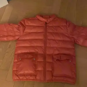 Jag säljer min  fina rosa Polo  Ralph Lauren jacka använd typ 5 gånger  . I stolek 12-14 men ganska liten i stoleken . 