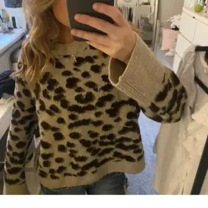 Säljer nu min så fina leopard tröja från hm (lånad bild) hör av dig för egna bilder 🩷