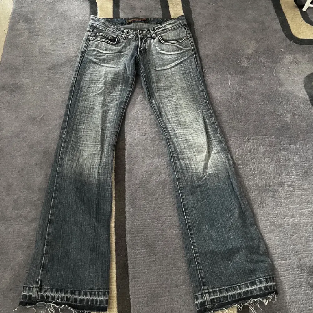 Säljer dessa superfina jeans som jag köpte på olick men dom är alldeles försmå för mig 😊(lånade bilder)💕. Jeans & Byxor.