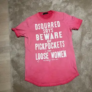 Rosa dsquared T-Shirt, använd fåtal gånger. Storlek L