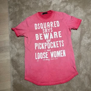 Rosa dsquared T-shirt  - Rosa dsquared T-Shirt, använd fåtal gånger. Storlek L