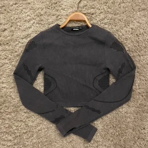 Träningstopp från stradivarius  - Superfin Träningstopp från stradivarius i grå färg. Passar perfekt till typ gymmet men är såklart snygg när som hällst!🩷