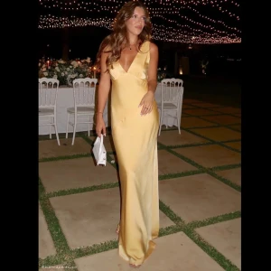 Gul balklänning - Jätte vacker och stilren gul balklänning i modellen Nadia från meshki. Tänkte ha den till min studentbal men har hittat en annan klännining.💕 Aldrig använd. Nypris ca 1300. Lånade bilder.