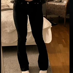 Jeans - Säljer mina svarta jeans från Gina i storlek 32. Har inte haft dom länge oxh skulle säga att dom är som nya❤️