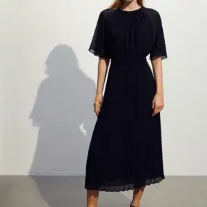 Så fin svart plisserad klänning från H&M!!  storlek S,men passar även som M.  Djurfritt och rökfritt hem.