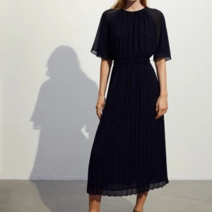 Plisserad klänning 🖤 - Så fin svart plisserad klänning från H&M!!  storlek S,men passar även som M.  Djurfritt och rökfritt hem.