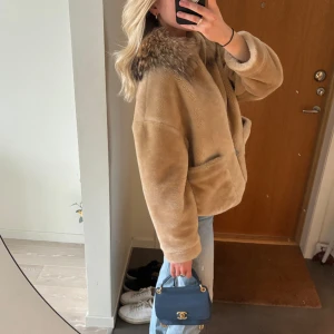 Pälsjacka  - Såå fin pälsjacka💕 själva jackan är fuskpäls men kragen är 100% äkta päls och går att ta av om man vill💕