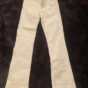 Säljer dessa fina lågmidjade jeans ifrån hm💘 Dom är bootcut och i storlek 34. Lägger ut då dom ej kommer till användning!