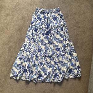 Jättefin kjol från Lindex (märke är Holly & Whyle) som är använd max 3 ggr☀️ Pris kan diskuteras 