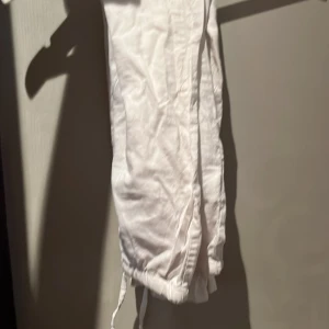 Gina tricot linnebyxor - Säljer dessa linnebyxor från Gina pga längden, har börjat växa ut dom och har bara använt några ggr, jättebra skick och i storlek 146/152
