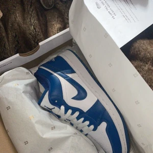 Jordans low ’’Marina blue’ - Säljer Jordans Low ’Marina blue’ säljer då de inte kommer till användning längre. Använda men skall rengöra dom. Köpte dom på soleplus för 2600 för ungefär 1 år sedan. hör av för bättre bilder och ljus. Första bilden är ifrån när ja precis fått dom!