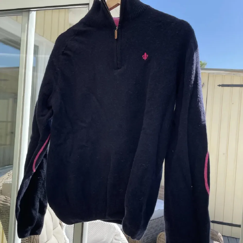 Marinblå morris half zip me rosa detaljer. Skick 7/10. Nypris 1800, mitt pris 299 snabb affär, inte hugget i sten!. Hoodies.