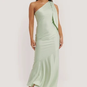One shoulder satin dress  - Superfin maxi klänning från NAKD. Endast använd 1 gång på balen. Passar superbra till balen, midsommar eller annan tillställning. Är därför i bra skick!  Jag är 1,73 för referens 💗🌸