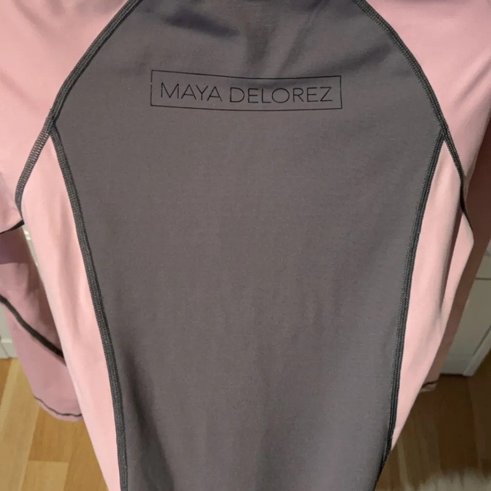 Jag säljer min rosa vår/sommar Maya Delorez tröja i rosa. Den är i strl; XXS men passar mig som är en S. Skönt tunnare material som passar nu inför vår och sommar 😊 Inga hål eller liknande och kommer självklart tvättas innan den skickas. Fråga på! . Hoodies.