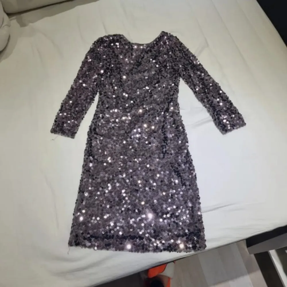 party dress worn once only on graduation. no bra needed with it since it is good layer and glitter. size xs-s. Klänningar.
