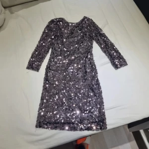 klänning - party dress worn once only on graduation. no bra needed with it since it is good layer and glitter. size xs-s