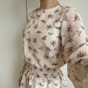 Blommig klänning  - Långärmad klänning med blommor. Perfekt för sommaren och våren. Använd ett fåtal gånger och inga defekter