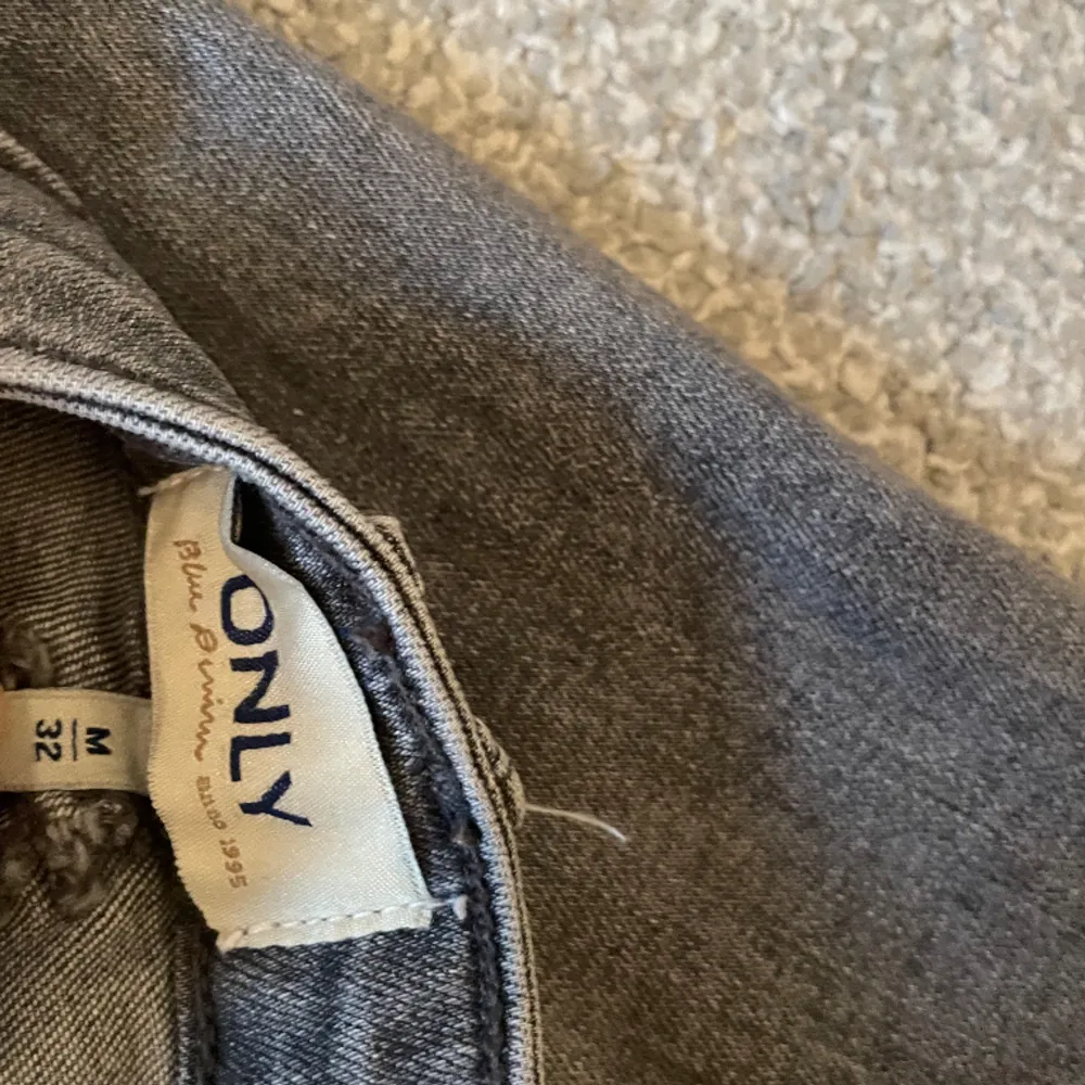 Säljer mina grå bootcut jeans från only i en grå färg. Inte använt särskilt mycket, därav iprincip nyskick. Säljer pga använder inte längre.. Jeans & Byxor.