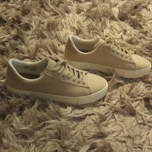 Jätte Snygga Finskor - Helt oanvända, ny köpta. Är ibeige och  vit sula. Väldigt bra och bekväma. Nypris 749 kr.