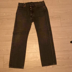 Levis 501  - Storlek W34 L32. Bra skick, knappast använda då de är för stora.