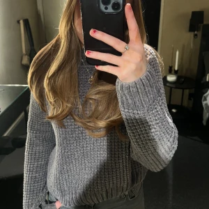 Tröja - Skön, snyggt stickat mönster. Använder inte köp nu! 