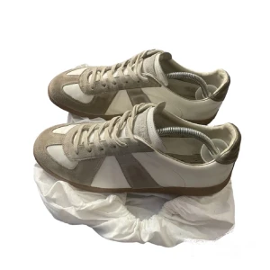 Maison margiela GAT’s - Säljer nu dessa trendiga maison margiela skorna i gott skick | De är i storlek 44 och ingår endast skorna | skriv vid minsta lilla fundering 💭 