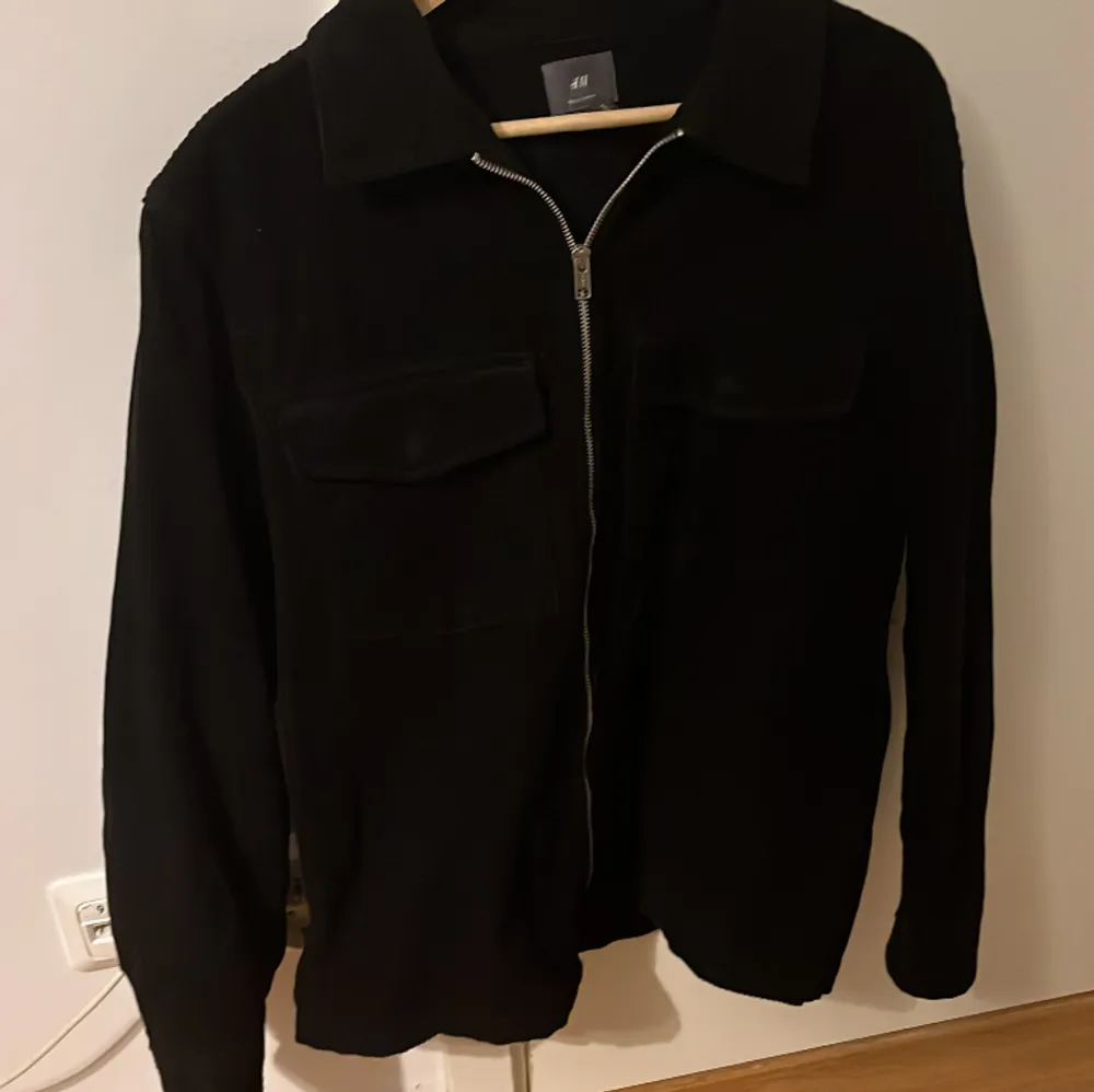 Det  är en väldigt trevlig overshirt samt skönt material skicket är 9/10 perfekt till våren och även sommaren 👍. Jackor.