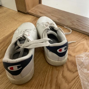 vita sneakers  - fina Champion sneakers i strl 37, priset går att diskuteras🥰, använda men i gott skick ändå