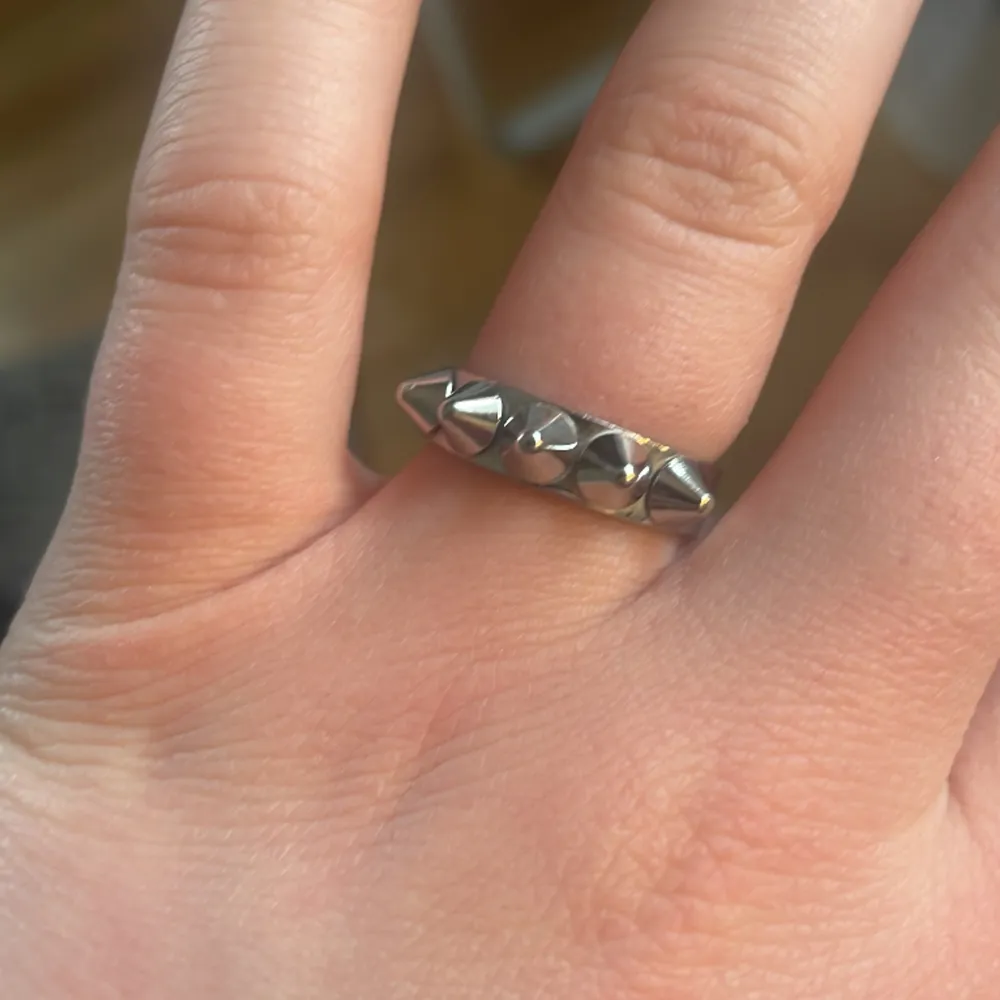 Hej hej! Säljer min Edblad ring i silver . Accessoarer.