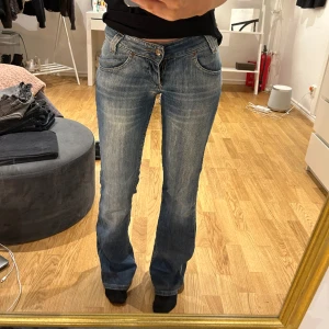 Jeans lee  - Säljer dessa lågmidjade bootcut jeans från Lee, de har ett litet hål i grenen som går att laga och inget som syns jättetydligt 