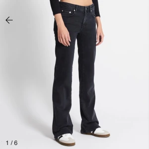 Lågmidjade bootcut jeans - Hej säljer dessa ”90’s Boot” jeans från lager 157 då dem ej passa mig har använt dem en gång!😙 super fina. Säljer för 250 dem kostar 400 egentligen!!