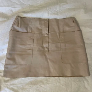 Acne Studios minikjol  - Säljer min snygga minkjol från Acne i beige lammskinn.    Storlek 36.