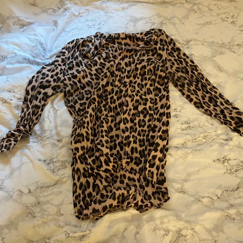 Jättefin blus med leopard mönster i bra skick säljer eftersom att den inte andvänds hör gärna av dig för flera bilder eller intresse . Blusar.