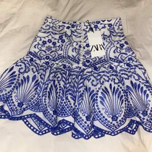 Säljer denna super fina kjol från zara som aldirg är andvänd med lapp kvar som inte säljs längre! Skriv för mer bilder. 